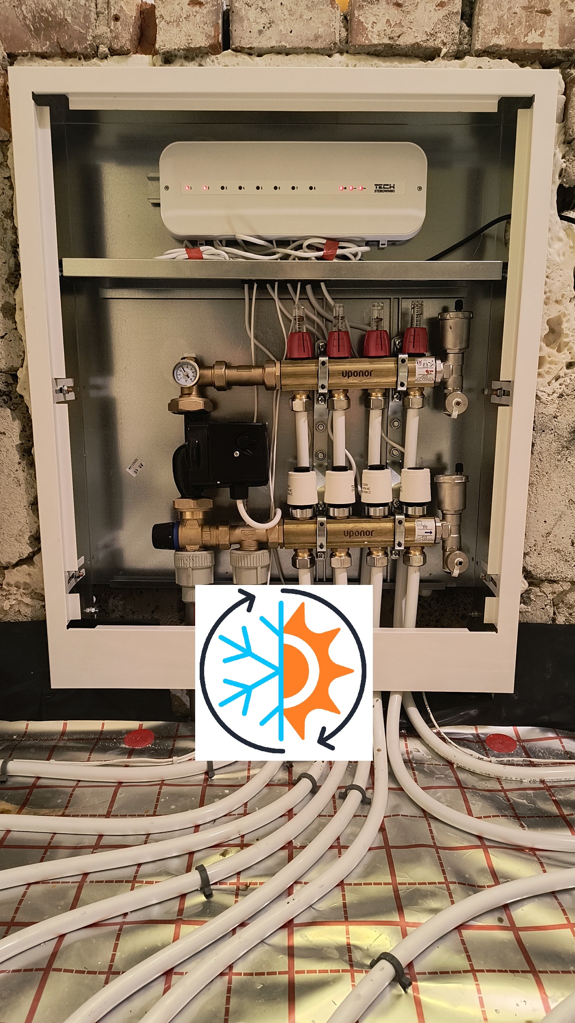 Ogrzewanie podłogowe w mieszkaniu z regulatorami pokojowymi Tech